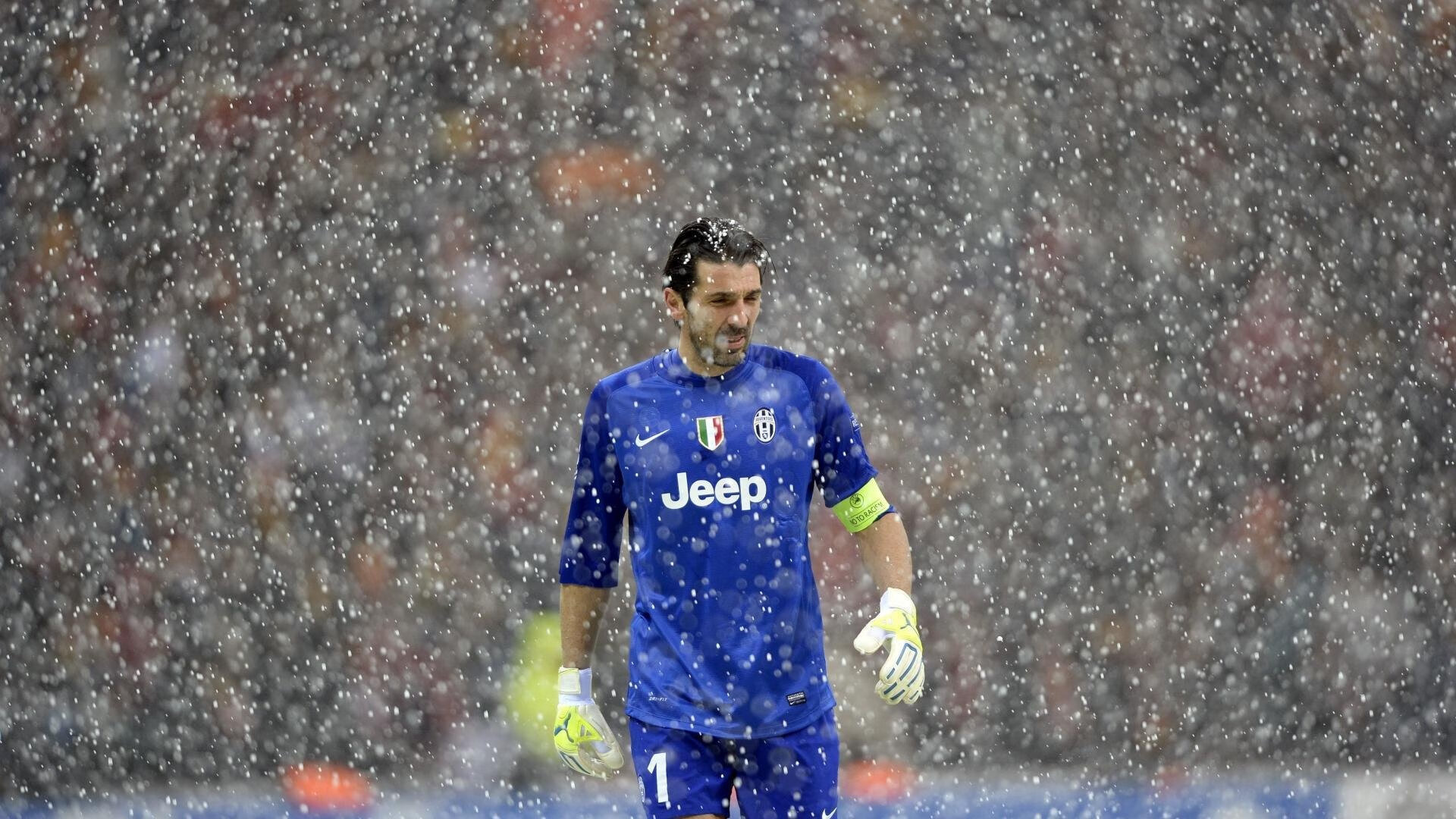 JIUYOU GAMING-精彩比赛被球迷用掌声和欢呼声加以回应，比赛气氛热烈,现场掌声不断